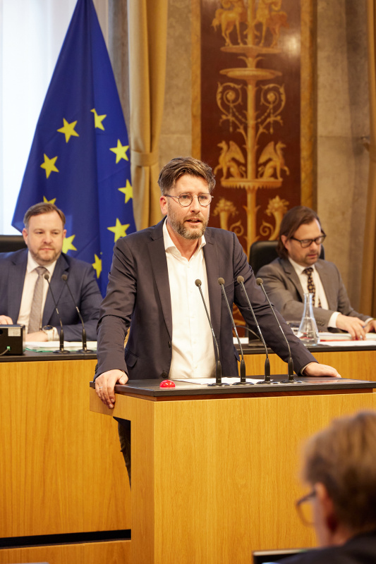 Am Redner:innenpult Bundesrat Christian Fischer (SPÖ)