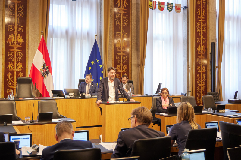 Am Redner:innenpult Bundesrat Christian Fischer (SPÖ)