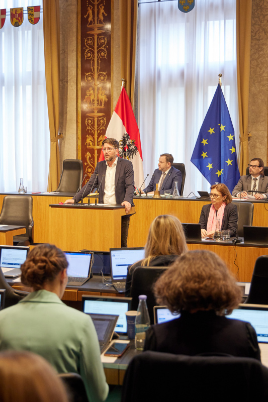 Am Redner:innenpult Bundesrat Christian Fischer (SPÖ)