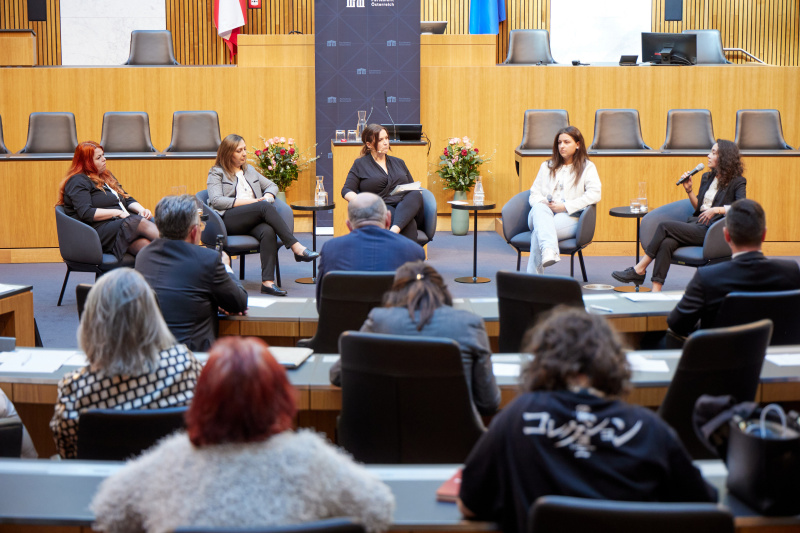 Präsentationen Best Practice-Beispiele. Von links: Tina Friedreich Fachkraft im Sozialbereich – Integrationsprojekte für Roma und Romnja, Teamkoordinatorin für EMRO Arbeitsmarktintegration für Roma und Romnja Csilla Höfler, Moderation Barbara Karlich, Präsentationen Best Practice-Beispiele Alysea Nardai Roma-Aktivistin, Obfrau von Vivaro-Viva Romnja Žaklina Radosavljević