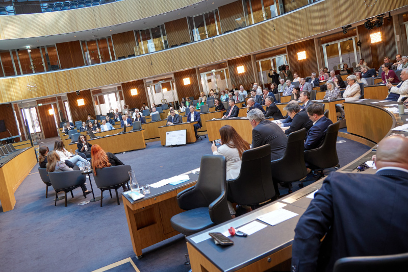 Präsentationen Best Practice-Beispiele. Von links: Tina Friedreich Fachkraft im Sozialbereich – Integrationsprojekte für Roma und Romnja, Teamkoordinatorin für EMRO Arbeitsmarktintegration für Roma und Romnja Csilla Höfler, Moderation Barbara Karlich, Präsentationen Best Practice-Beispiele Alysea Nardai Roma-Aktivistin, Obfrau von Vivaro-Viva Romnja Žaklina Radosavljević