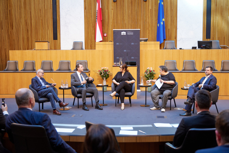 Von links: Nationalratsabgeordneter Harald Troch (SPÖ), Nationalratsabgeordneter Nikolaus Berlakovich (ÖVP), Moderation Barbara Karlich, Nationalratsabgeordnete Eva Blimlinger (GRÜNE), Nationalratsabgeordneter Michael Bernhard (NEOS)