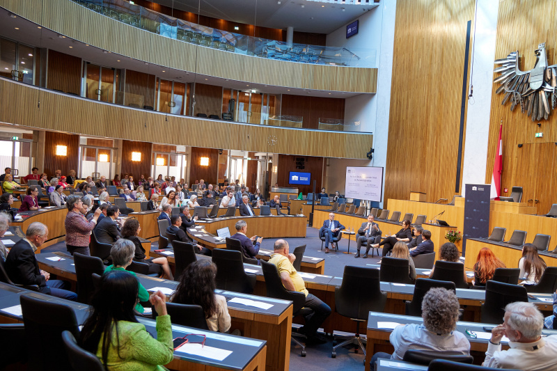 Gespräch mit den Bereichssprecher:innen der Parlamentsfraktionen. Von links: Nationalratsabgeordneter Harald Troch (SPÖ), Nationalratsabgeordneter Nikolaus Berlakovich (ÖVP), Moderation Barbara Karlich, Nationalratsabgeordnete Eva Blimlinger (GRÜNE), Nationalratsabgeordneter Michael Bernhard (NEOS)