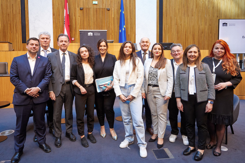 Von links: Nationalratsabgeordneter Michael Bernhard (NEOS), Herbert Brettl Historiker, Nationalratsabgeordneter Nikolaus Berlakovich (ÖVP), Obfrau von Vivaro-Viva Romnja Žaklina Radosavljević, Barbara Karlich, Alysea Nardai Roma-Aktivistin, Nationalratspräsident Wolfgang Sobotka (ÖVP), Mitglied des Volksgruppenbeirates der Roma im Bundeskanzleramt Manuela Horvath , Vorsitzender Volksgruppenbeirat Emmerich Gärtner-Horvath, Teamkoordinatorin für EMRO Arbeitsmarktintegration für Roma und Romnja Csilla Höfler, Tina Friedreich Fachkraft im Sozialbereich – Integrationsprojekte für Roma und Romnja