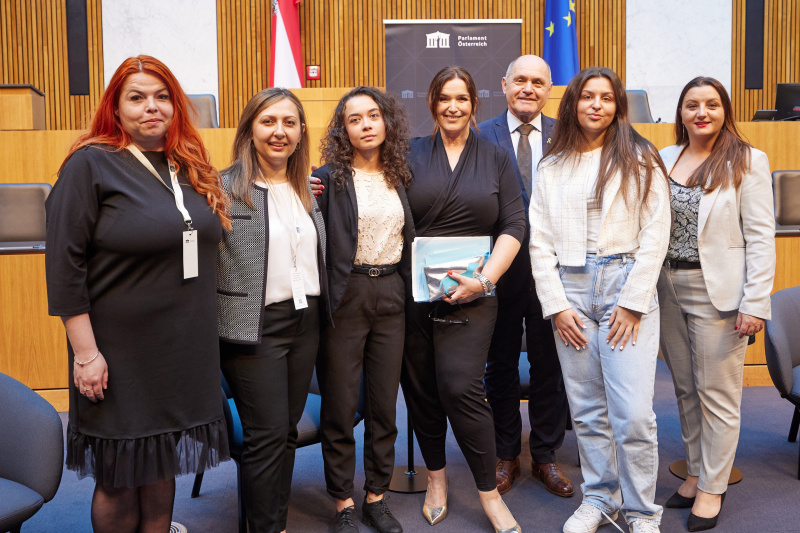 Von links: Tina Friedreich Fachkraft im Sozialbereich – Integrationsprojekte für Roma und Romnja, Teamkoordinatorin für EMRO Arbeitsmarktintegration für Roma und Romnja Csilla Höfler, Obfrau von Vivaro-Viva Romnja Žaklina Radosavljević, Barbara Karlich, Nationalratspräsident Wolfgang Sobotka (ÖVP), Tina Friedreich Fachkraft im Sozialbereich – Integrationsprojekte für Roma und Romnja, Mitglied des Volksgruppenbeirates der Roma im Bundeskanzleramt Manuela Horvath