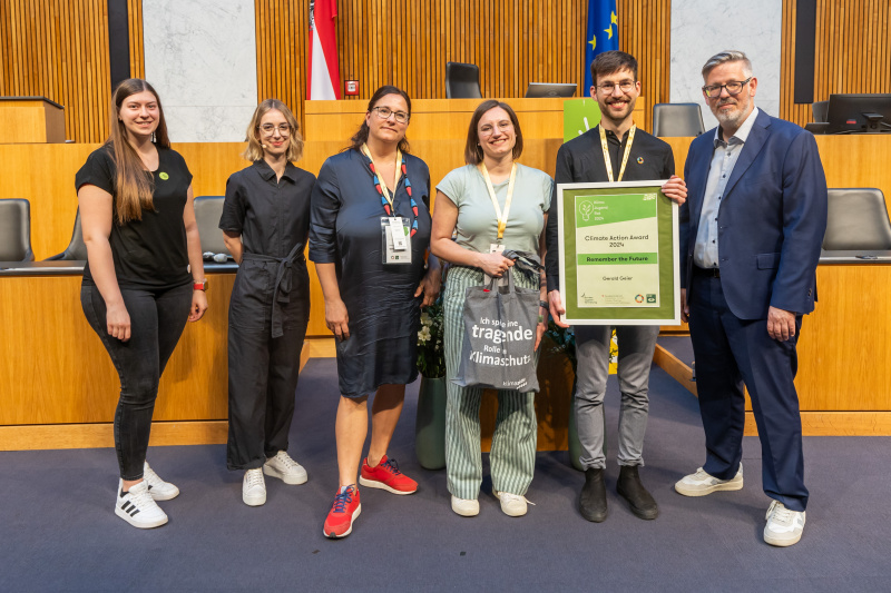 Awardverleihung - Kategorie Klimakunst & -kultur: Gewinner: "Remember the Future" mit Gerald Geier (2. von rechts)