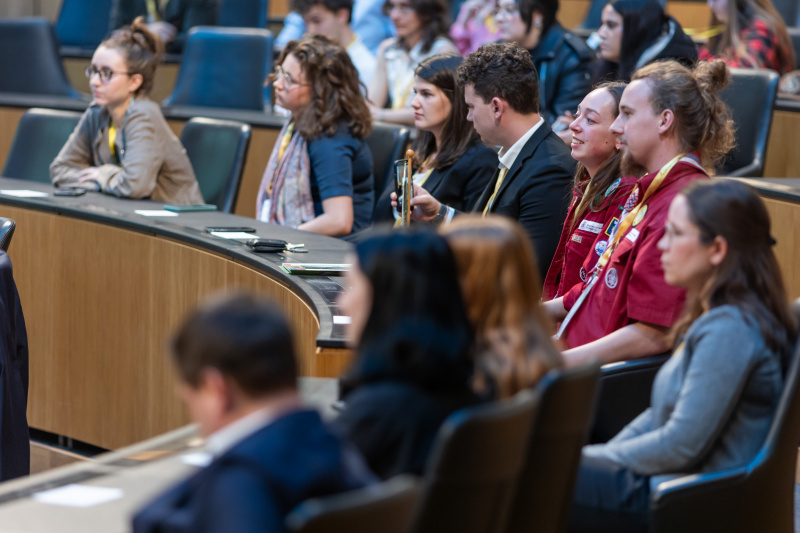 Blick Richtung Veranstaltungsteilnehmer:innen
