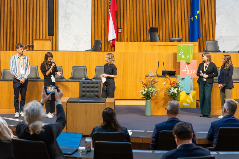 Awardverleihung - Kategorie Klimadialog: Gewinner: "Das Klima Puzzle" Katharina Haas