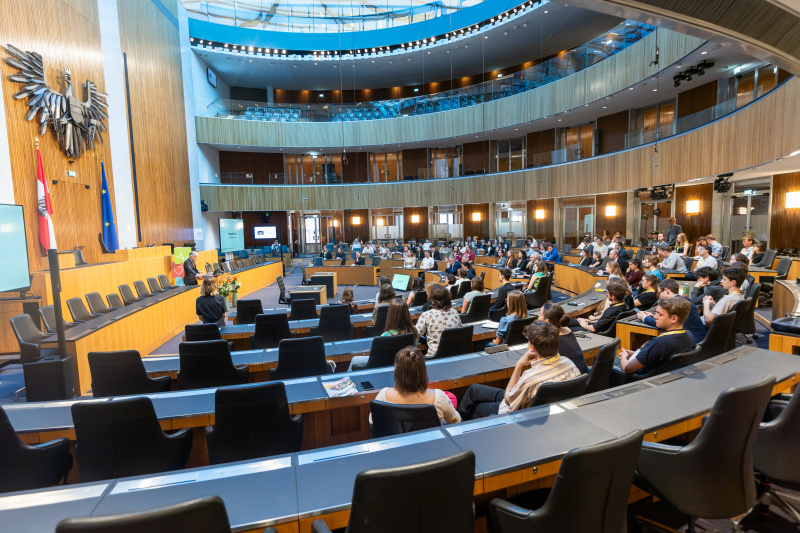 Blick Richtung Veranstaltungsteilnehmer:innen