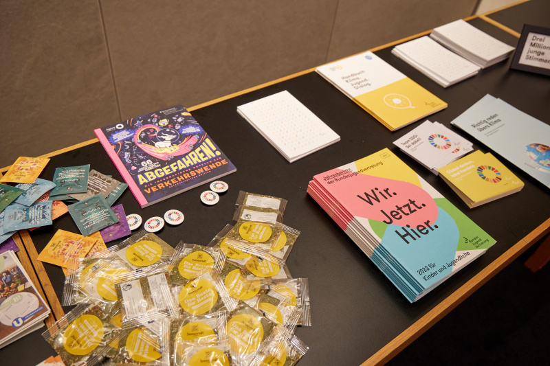 Medientisch. Unterlagen. Informationsmaterial