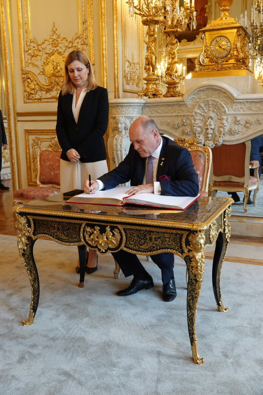 Gästebucheintrag. Von rechts: Nationalratspräsident Wolfgang Sobotka (ÖVP), Präsidentin der Assemblée Nationale I.E. Yaël Braun-Pivet