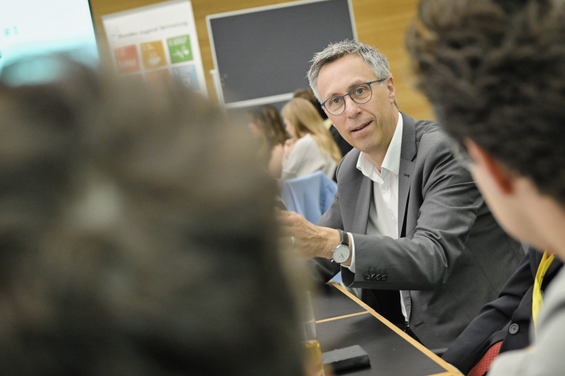 Nationalratsabgeordneter Georg Strasser (ÖVP) mit Veranstaltungsteilnehmer:innen