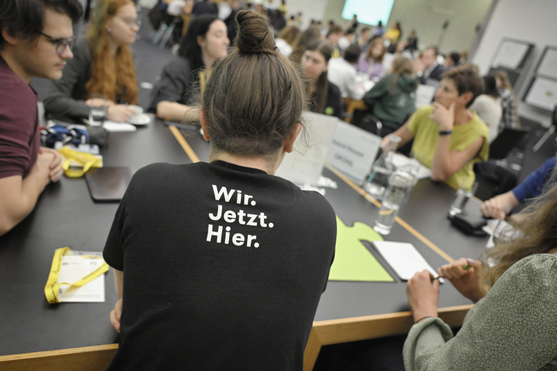 Blick Richtung Veranstaltungsteilnehmer:innen