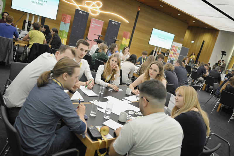 Blick Richtung Veranstaltungsteilnehmer:innen