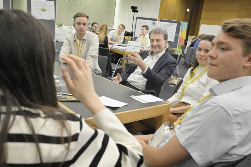 Nationalratsabgeordneter Hermann Weratschnig (GRÜNE) mit Veranstaltungsteilnehmer:innen