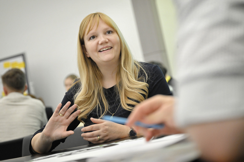 Nationalratsabgeordnete Elisabeth Feichtinger (SPÖ) mit Veranstaltungsteilnehmer:innen