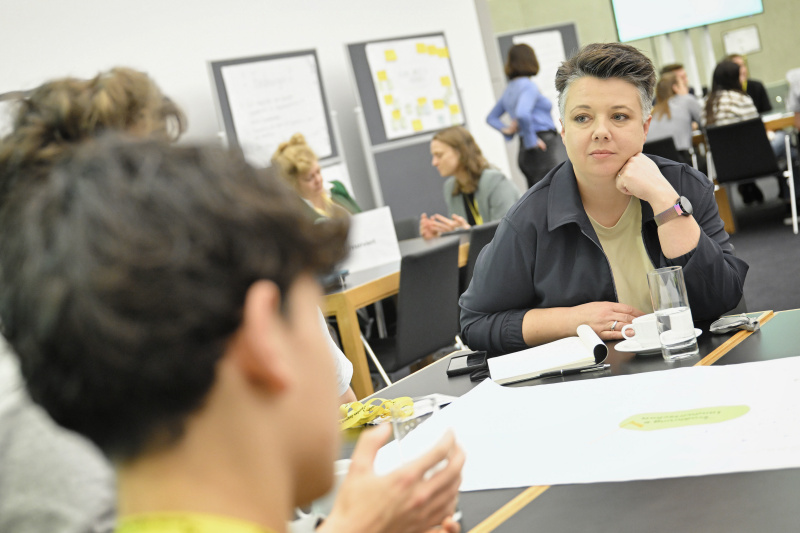Nationalratsabgeordnete Olga Voglauer (GRÜNE) mit Veranstaltungsteilnehmer:innen