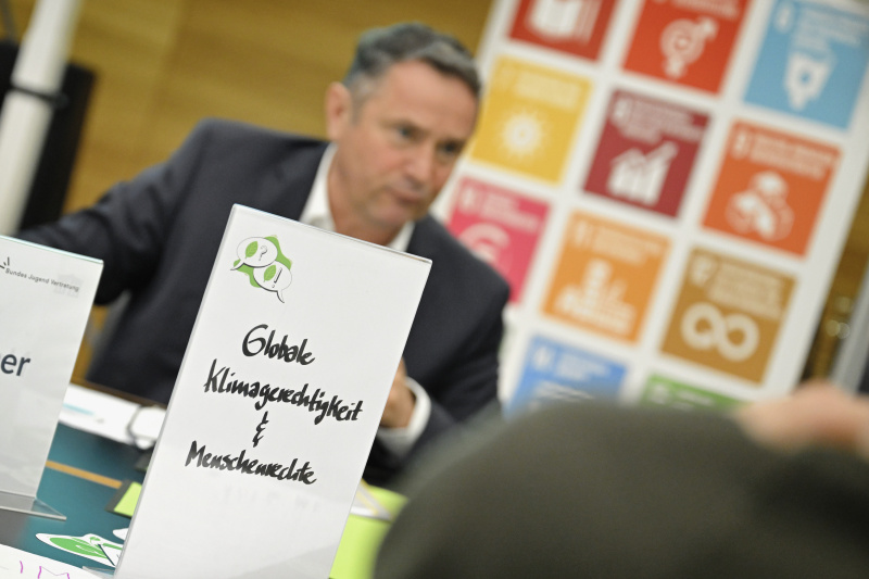 Nationalratsabgeordneter Norbert Sieber (ÖVP) mit Veranstaltungsteilnehmer:innen