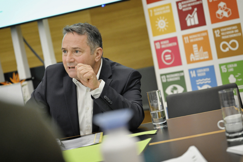 Nationalratsabgeordneter Norbert Sieber (ÖVP) mit Veranstaltungsteilnehmer:innen