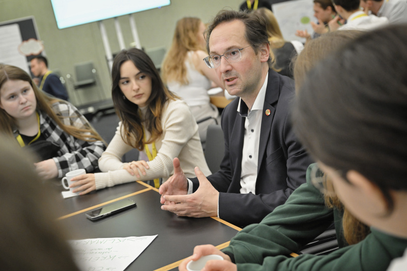 Nationalratsabgeordneter Andreas Minnich (ÖVP) mit Veranstaltungsteilnehmer:innen
