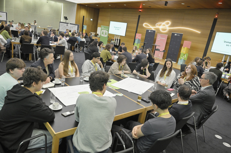 Blick Richtung Veranstaltungsteilnehmer:innen