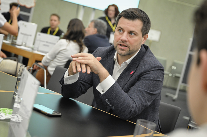 Nationalratsabgeordneter Michael Bernhard (NEOS) mit Veranstaltungsteilnehmer:innen