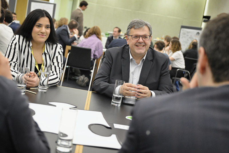 Nationalratsabgeordneter Gerhard Deimek (FPÖ) mit Veranstaltungsteilnehmer:innen