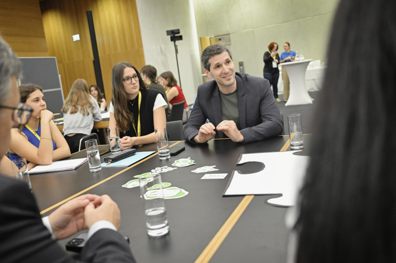 Nationalratsabgeordneter Lukas Hammer (GRÜNE)  mit Veranstaltungsteilnehmer:innen