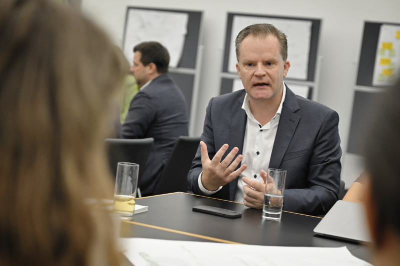 Nationalratsabgeordneter Walter Rauch (FPÖ) mit Veranstaltungsteilnehmer:innen