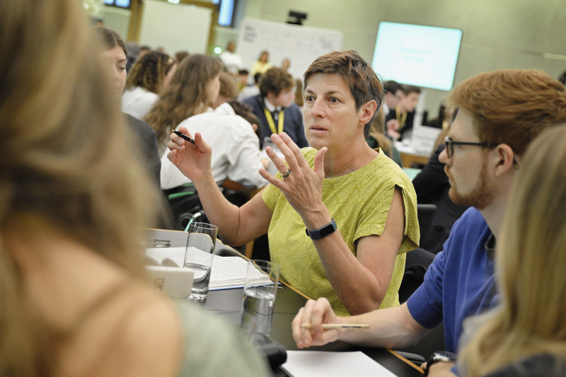 Nationalratsabgeordnete Astrid Rössler (GRÜNE) mit Veranstaltungsteilnehmer:innen