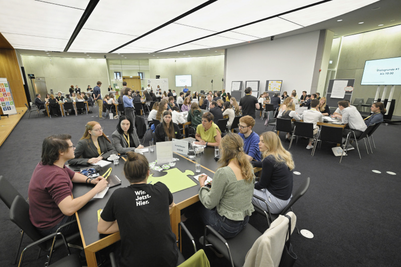 Blick Richtung Veranstaltungsteilnehmer:innen