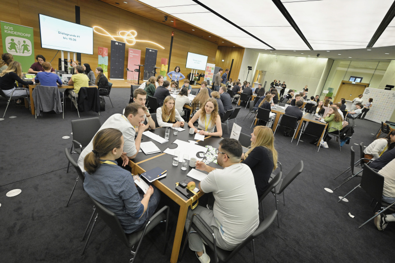 Blick Richtung Veranstaltungsteilnehmer:innen