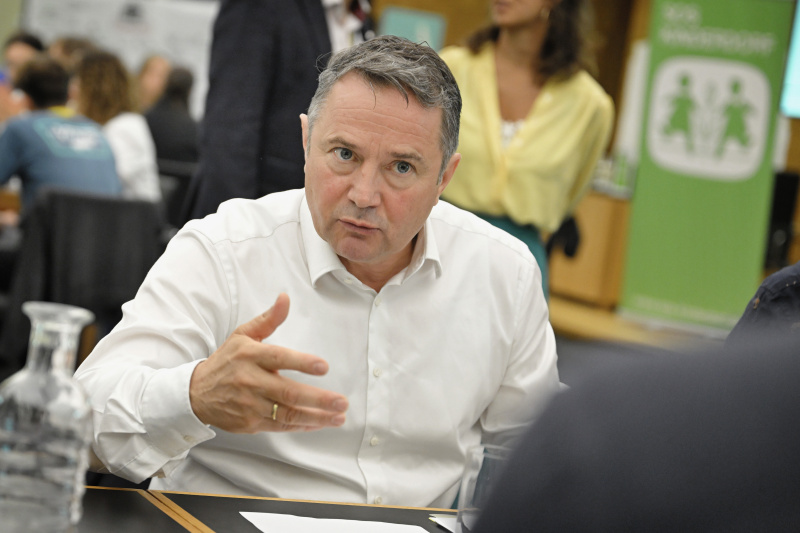 Nationalratsabgeordneter Norbert Sieber (ÖVP) mit Veranstaltungsteilnehmer:innen