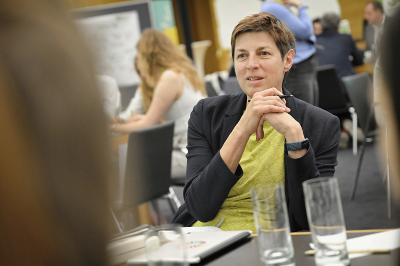 Nationalratsabgeordnete Astrid Rössler (GRÜNE) mit Veranstaltungsteilnehmer:innen