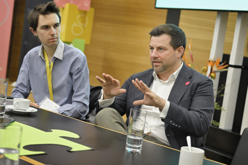 Nationalratsabgeordneter Michael Bernhard (NEOS) mit Veranstaltungsteilnehmer:innen