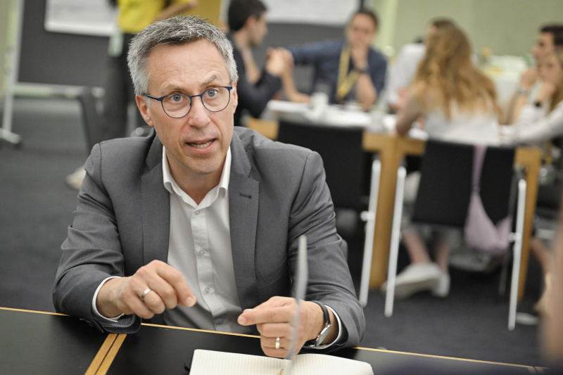 Nationalratsabgeordneter Georg Strasser (ÖVP) mit Veranstaltungsteilnehmer:innen