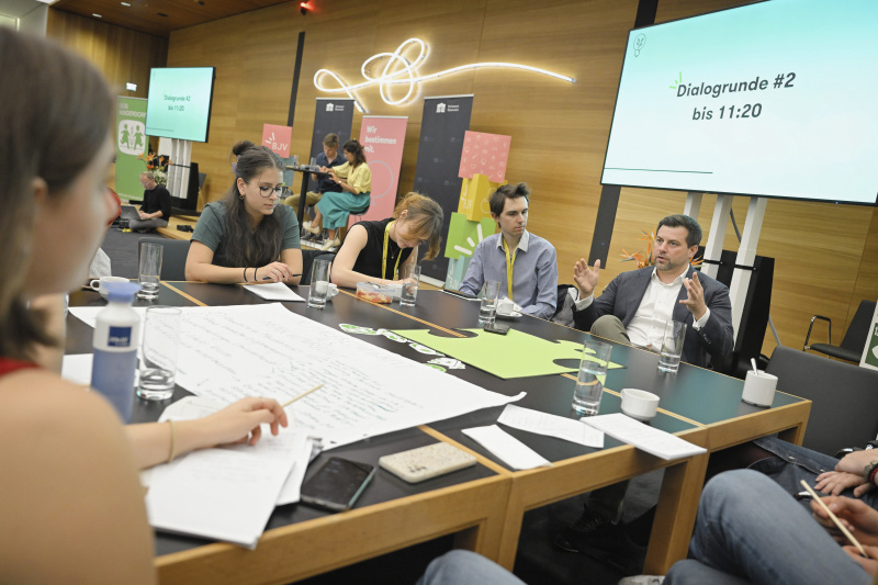 Nationalratsabgeordneter Michael Bernhard (NEOS) mit Veranstaltungsteilnehmer:innen