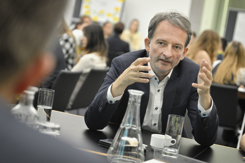 Nationalratsabgeordneter Hermann Weratschnig (GRÜNE) mit Veranstaltungsteilnehmer:innen