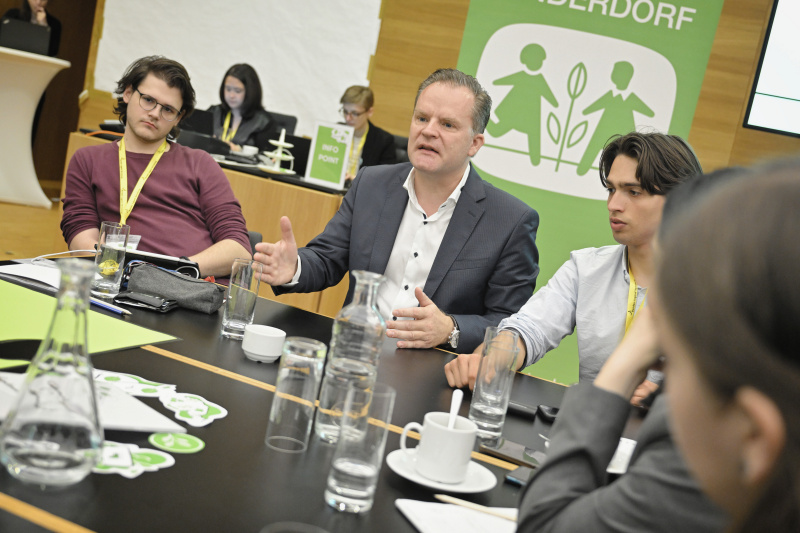 Nationalratsabgeordneter Walter Rauch (FPÖ) mit Veranstaltungsteilnehmer:innen