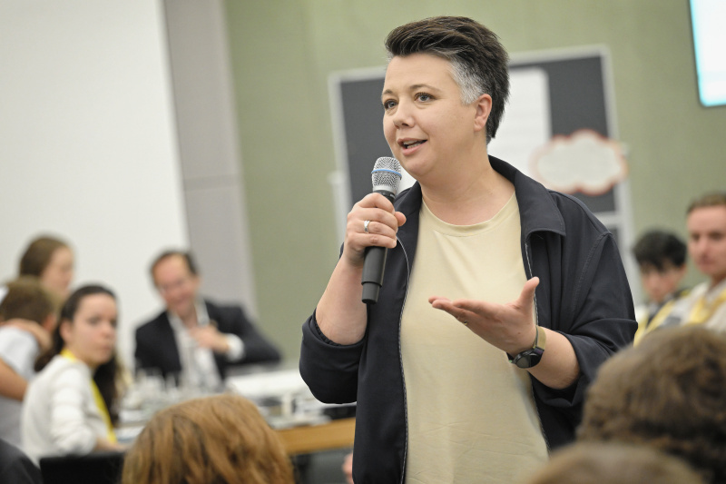 Nationalratsabgeordnete Olga Voglauer (GRÜNE) mit Veranstaltungsteilnehmer:innen