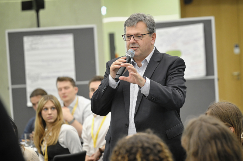 Nationalratsabgeordneter Gerhard Deimek (FPÖ) mit Veranstaltungsteilnehmer:innen