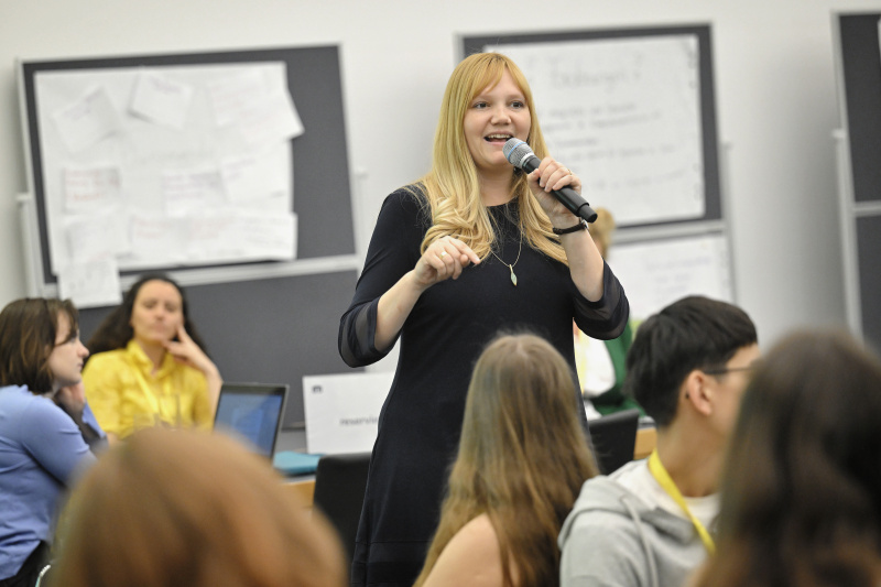 Nationalratsabgeordnete Elisabeth Feichtinger (SPÖ) mit Veranstaltungsteilnehmer:innen
