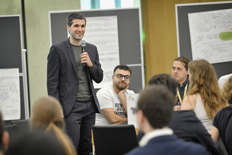 Nationalratsabgeordneter Lukas Hammer (GRÜNE)  mit Veranstaltungsteilnehmer:innen