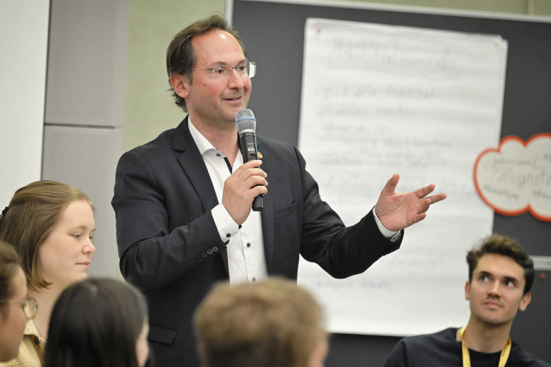 Nationalratsabgeordneter Andreas Minnich (ÖVP) mit Veranstaltungsteilnehmer:innen