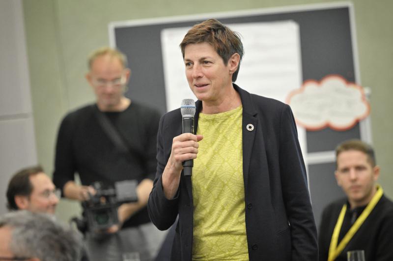 Nationalratsabgeordnete Astrid Rössler (GRÜNE) mit Veranstaltungsteilnehmer:innen