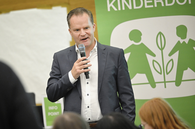 Nationalratsabgeordneter Walter Rauch (FPÖ) mit Veranstaltungsteilnehmer:innen