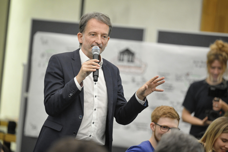 Nationalratsabgeordneter Hermann Weratschnig (GRÜNE) mit Veranstaltungsteilnehmer:innen