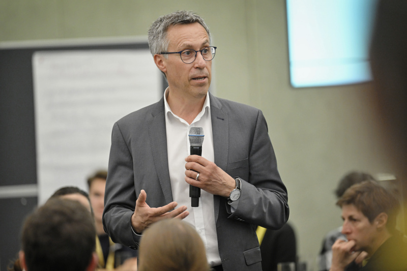 Nationalratsabgeordneter Georg Strasser (ÖVP) mit Veranstaltungsteilnehmer:innen