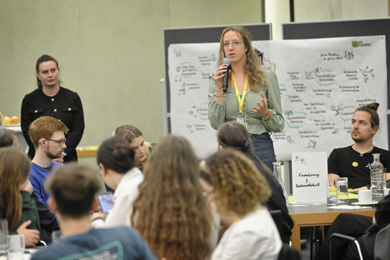 Blick Richtung Veranstaltungsteilnehmer:innen