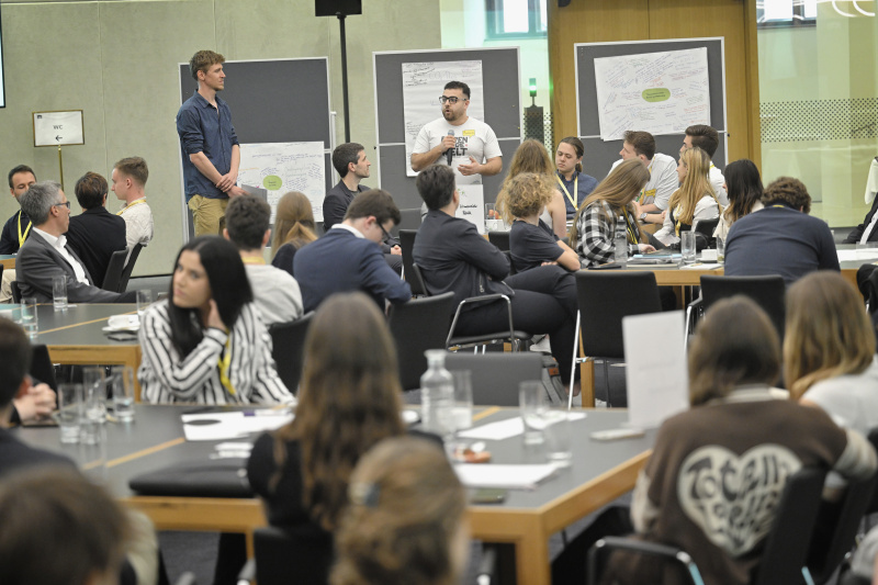 Blick Richtung Veranstaltungsteilnehmer:innen